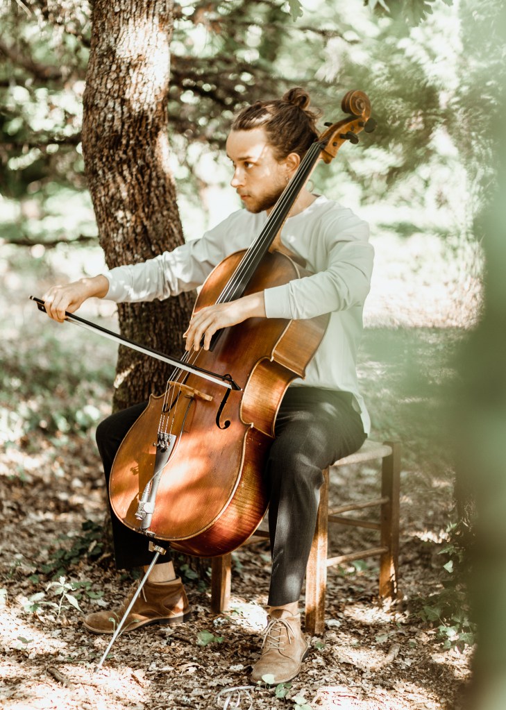 Pierre Burette, compositeur et violoncelliste improvisant avec la compagnie de danse Sara Ducat