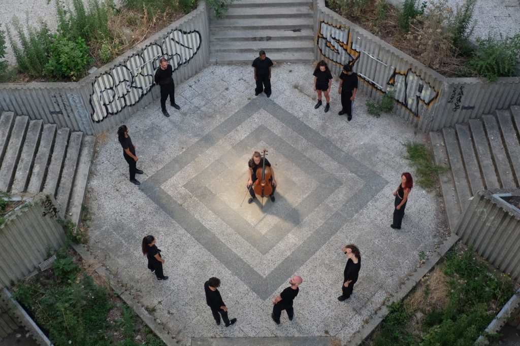Pierre Burette, violoncelliste et compositeur avec la compagnie de danse Sara Ducat lors du tournage du film struck a bow and bones réalisé par Feike Santbergen