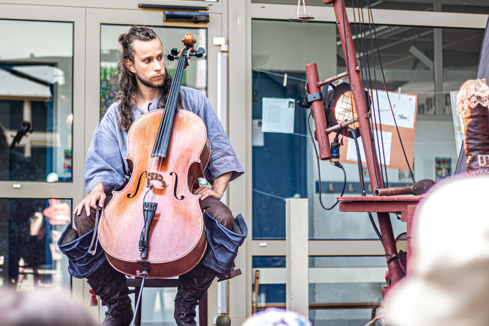 Pierre Burette, compositeur et violoncelliste du spectacle l'île au trésor par la compagnie 9 thermidor