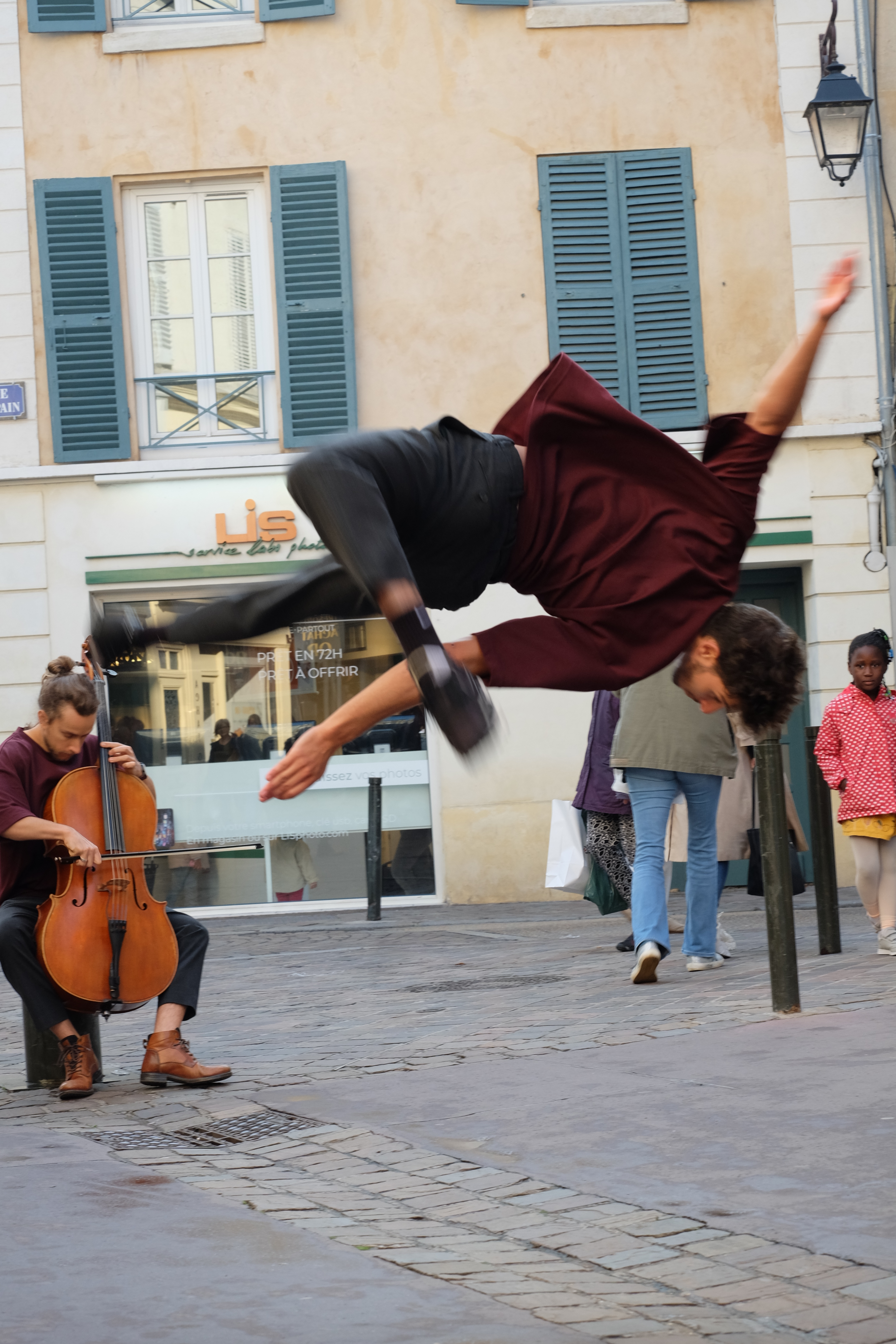 Pierre Burette, violoncelliste et compositeur en improvisation avec la compagnie de danse Sara Ducat